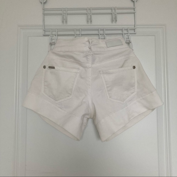 White shorts - stretchy and comfortable - Picture 2 of 3